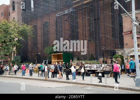 Migliaia di persone hanno atteso alla Chiesa di Sant'Antonio di Padova a Soho, Manhattan, il primo giorno del voto presidenziale iniziale nello Stato di New York. Foto Stock