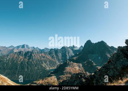 Paesaggio autunnale dei Monti Tatra: Rysy, Mieguszowiecki Peak, Niznie Rysy, Czarny Staw pod Rysami Lago, Vysoka visto da Szpiglasowy Wierch. Foto Stock