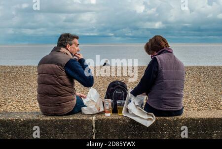 Coppia mangiare pesce e patatine, Southwold, Suffolk, Regno Unito Foto Stock