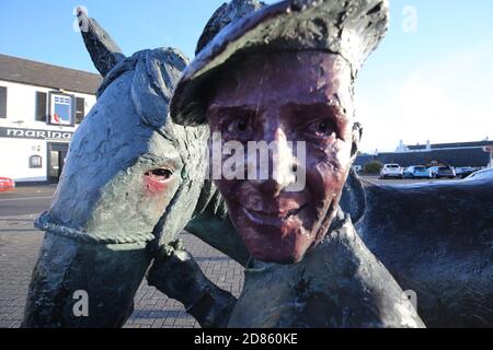 Irvine, Scozia, 21 giugno 2019 questa statua, di David Annand, sorge su Irvine Harbourside, dove - negli anni precedenti il dragaggio del Clyde ha portato alla crescita di Glasgow - i carter hanno sacchato il loro commercio, trasportando merci da navi marittime per la distribuzione in tutto l'Ayrshire e l'Ovest della Scozia. Fu svelata nel 1996 dal Capitano Sandy Muir & Maurice Crichton, Presidente di Irvine Development Corporation. Foto Stock