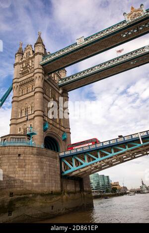 Regno Unito, Londra, Tower Bridge, vista dalla barca che passa sotto il ponte inclinabile con attraversamento dell'autobus di Londra Foto Stock