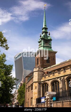 Regno Unito, Londra, Tower Hill, All Hallows presso la chiesa della Torre di fronte al 20 Fenchurch Street, (Walkie Talkie) edificio Foto Stock