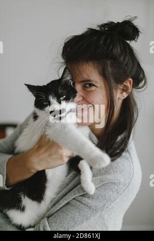 Momenti creativi. Ritratto di donna felice in grembiule blu che crea  ceramiche di argilla fatte a mano in laboratorio di ceramica Foto stock -  Alamy