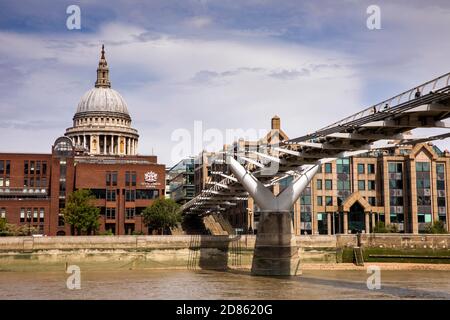 Regno Unito, Londra, la cattedrale di St Paul e il ponte pedonale Millennium che attraversa il Tamigi Foto Stock