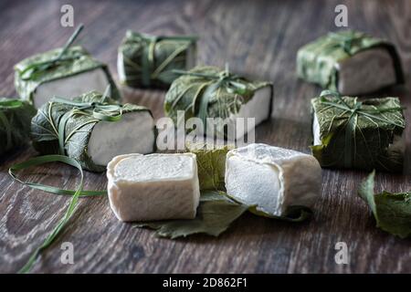 Formaggio artigianale da mucche e capre latte. Testa cilindrica Foto Stock