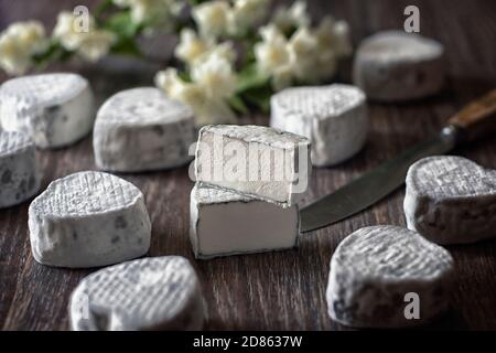 Formaggio artigianale da mucche e capre latte. Testa cilindrica Foto Stock