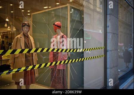 Torino. Le vetrine del centro danneggiate dopo gli scontri per la protesta contro il nuovo DPCM per l'emergenza Covid19 nella foto: Foto Stock