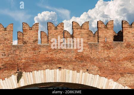 Particolare dell'antico Ponte Scaligero nei pressi di Castelvecchio nel centro di Verona, patrimonio dell'umanità dell'UNESCO, Veneto, Italia, Europa. Foto Stock