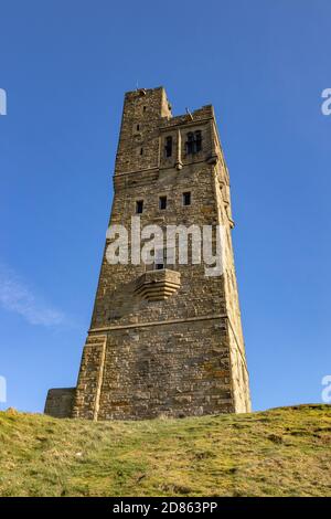 La Victoria o Jubilee Tower è stata inaugurata nel 1899 a Castle Hill, vicino ad Almondbury, Huddersfield, West Yorkshire, Inghilterra, Regno Unito Foto Stock