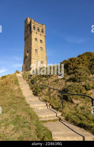 La Victoria o Jubilee Tower è stata inaugurata nel 1899 a Castle Hill, vicino ad Almondbury, Huddersfield, West Yorkshire, Inghilterra, Regno Unito Foto Stock