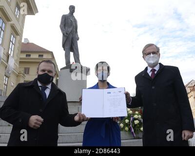 (L-R) il presidente della KDU-CSL Marian Jurecka, LA PRESIDENTE PRINCIPALE del 09 Marketa Pekarova Adamova e il presidente dell'ODS Petr Fiala partecipano alla conferenza stampa a Praga, Repubblica Ceca, 27 ottobre 2020. I Civic Democratici (ODS), i Cristiani Democratici (KDU-CSL) e I TOP 09 si riuniranno nelle elezioni generali del prossimo anno, i tre partiti di centro-destra di opposizione hanno dichiarato in un memorandum sulla cooperazione firmato dai loro leader. (Foto CTK/Katerina Sulova) Foto Stock