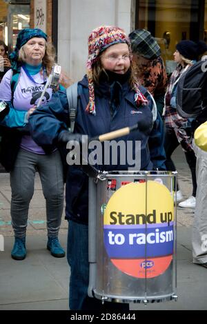 Londra, Regno Unito, 17 marzo 2018:- i batteristi giocano allo Stand Up to Racism marzo attraverso il centro di Londra Foto Stock