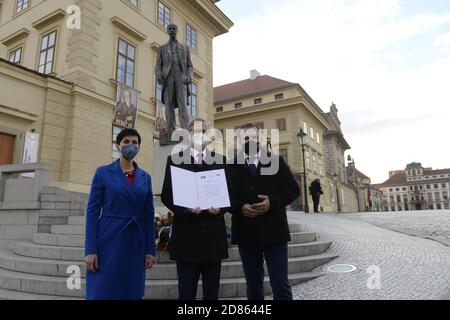 (L-R) TOP 09 la presidente Marketa Pekarova Adamova, il presidente dell'ODS Petr Fiala e il presidente della KDU-CSL Marian Jurecka partecipano alla conferenza stampa a Praga, Repubblica Ceca, 27 ottobre 2020. I Civic Democratici (ODS), i Cristiani Democratici (KDU-CSL) e I TOP 09 si riuniranno nelle elezioni generali del prossimo anno, i tre partiti di centro-destra di opposizione hanno dichiarato in un memorandum sulla cooperazione firmato dai loro leader. (Foto CTK/Katerina Sulova) Foto Stock