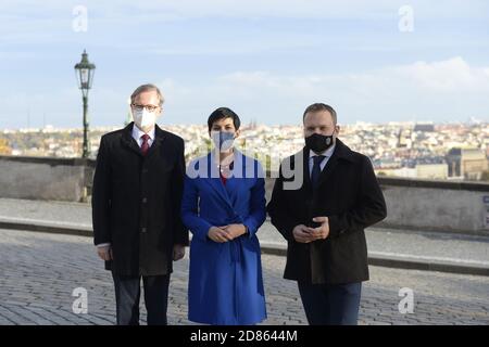 (L-R) il presidente dell'ODS Petr Fiala, LA top 09 della presidente Marketa Pekarova Adamova e il presidente della KDU-CSL Marian Jurecka partecipano alla conferenza stampa a Praga, Repubblica Ceca, 27 ottobre 2020. I Civic Democratici (ODS), i Cristiani Democratici (KDU-CSL) e I TOP 09 si riuniranno nelle elezioni generali del prossimo anno, i tre partiti di centro-destra di opposizione hanno dichiarato in un memorandum sulla cooperazione firmato dai loro leader. (Foto CTK/Katerina Sulova) Foto Stock