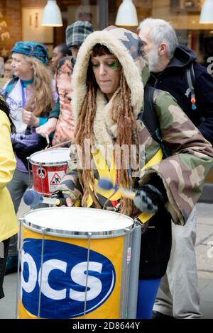 Londra, Regno Unito, 17 marzo 2018:- i batteristi giocano allo Stand Up to Racism marzo attraverso il centro di Londra Foto Stock