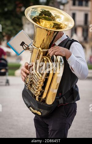 Musicista di una band di ottone che suona i Tuba durante un festival cittadino nel centro di Padova, Veneto, Italia, Europa. Foto Stock