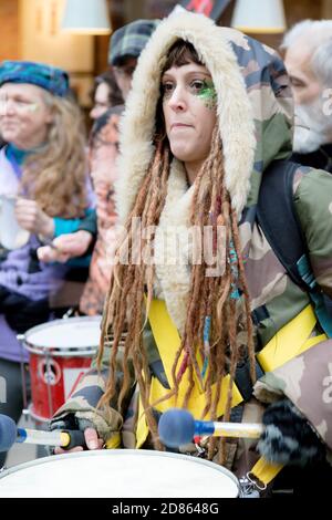 Londra, Regno Unito, 17 marzo 2018:- i batteristi giocano allo Stand Up to Racism marzo attraverso il centro di Londra Foto Stock