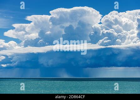 Nuvole bianche nel cielo blu. Cumulonimbus con pioggia torrenziale sul Mar Mediterraneo. Golfo di la Spezia, Liguria, Italia, Europa Foto Stock