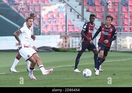 Bologna, Italia. 27 Ott 2020. Emanuel Vignato (R) di Bologna durante la partita di calcio Coppa Italia Bologna FC vs Reggina allo stadio Renato Dall'Ara di Bologna, 27 ottobre 2020. Photo Michele Nucci /LM Credit: Michele Nucci/LPS/ZUMA Wire/Alamy Live News Foto Stock