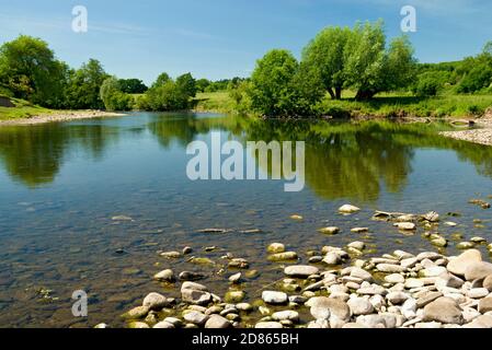 Fiume Usk dalla passeggiata della valle di Usk, il Bryn vicino Abergavenny, Monboccuthshire, Galles del Sud. Foto Stock