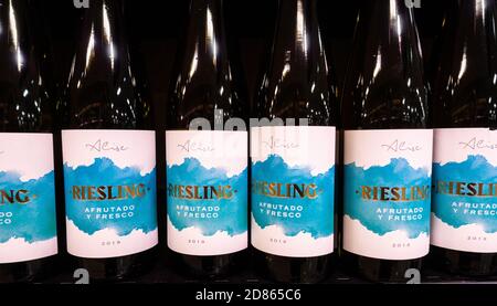 Bottiglie di vino Reisling sullo scaffale del supermercato. Foto Stock