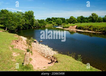 Fiume Usk dalla passeggiata della valle di Usk, il Bryn vicino Abergavenny, Monboccuthshire, Galles del Sud. Foto Stock