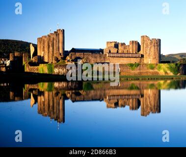 Caerphilly Castello e fossato, Caerphilly, Galles del Sud. Foto Stock