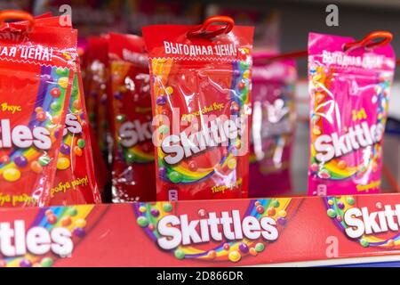 Tyumen, Russia-11 ottobre 2020: Caramella Skittles prodotta da Wm. Società Wrigley Jr Foto Stock