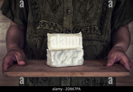 Formaggio artigianale da mucche e latte di capra. Testa di formaggio. Crottin Foto Stock