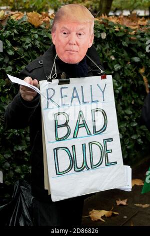 4 novembre 2017, Londra, Regno Unito:-Man vestito come Donald Trump a una protesta pro palestina Foto Stock