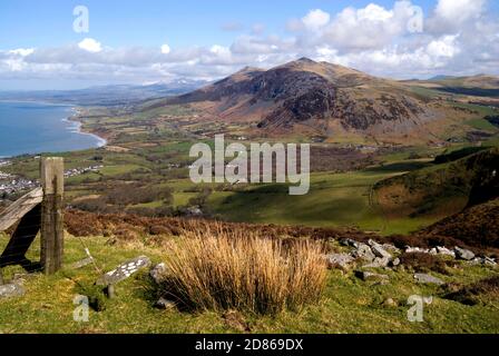 Gyrn Goch, Gyrn DDU Mountains e Caernarfon Bay dal sentiero costiero di Llyn, Yr Eifl Mountains, lleyn Peninsula, Gwynedd, Galles del Nord. Foto Stock