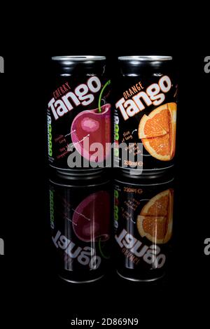 Londra, 24 ottobre 2017:- lattine di Tango isolate su sfondo nero Foto Stock