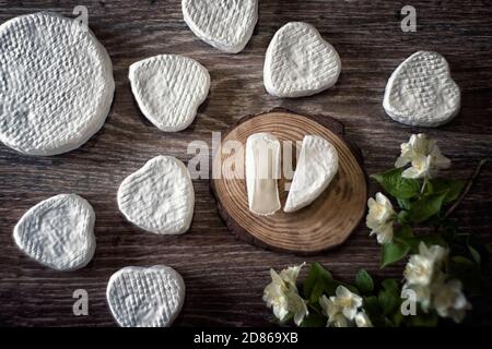 Formaggio artigianale da mucche e capre latte. Testa cilindrica Foto Stock
