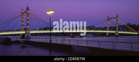 Albert Bridge a Londra Ovest, che collega Chelsea a Battersea Foto Stock