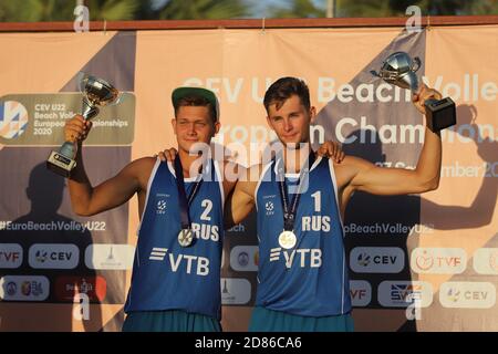 IZMIR, TURCHIA - 27 SETTEMBRE 2020: Vincitori del Campionato europeo di Beach volley U22 sul podio, Selcuk Pamucak Beach. Foto Stock