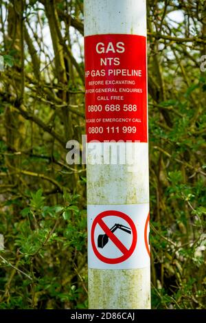 Didcot, Regno Unito, 28 marzo 2019:- segnali di avvertimento vicino alla centrale elettrica di Didcot avvertimento della rete di gas ad alta pressione che alimenta il gas alla rete elettrica Foto Stock