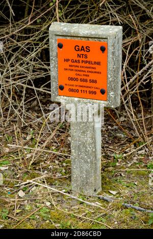 Didcot, Regno Unito, 28 marzo 2019:- segnali di avvertimento vicino alla centrale elettrica di Didcot avvertimento della rete di gas ad alta pressione che alimenta il gas alla rete elettrica Foto Stock