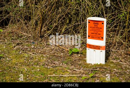 Didcot, Regno Unito, 28 marzo 2019:- segnali di avvertimento vicino alla centrale elettrica di Didcot avvertimento della rete di gas ad alta pressione che alimenta il gas alla rete elettrica Foto Stock