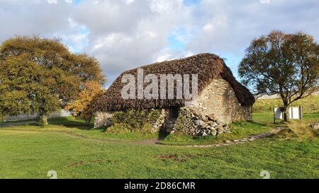 Antico cottage con tetto di paglia, campo di battaglia di Culloden, Highlands scozzesi Foto Stock
