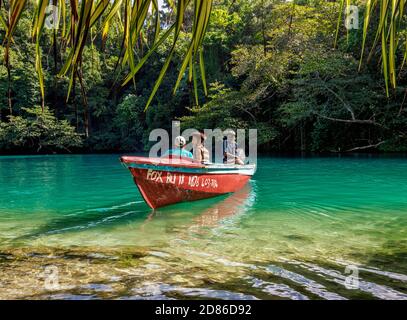 Barca a Blue Lagoon, Portland Parish, Giamaica Foto Stock