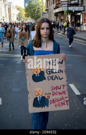 Londra, Regno Unito, 20 settembre 2019:- i manifestanti sul cambiamento climatico si riuniscono a Westminster, nel centro di Londra, vicino al Parlamento britannico come parte di un Foto Stock