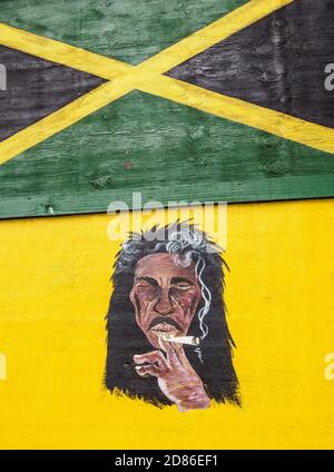 Rasta uomo fumando murale comune dipinto da Little Dunn River Falls, Ocho Rios, Saint Ann Parish, Giamaica Foto Stock