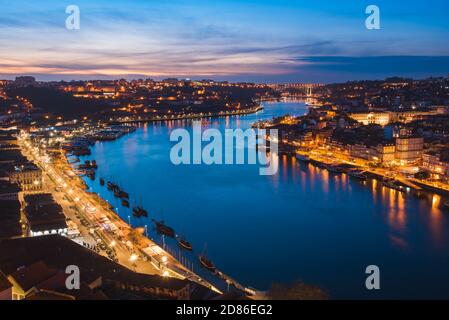 Vista notturna del fiume Douro tra Porto e Vila Nova De Gaia Città in Portogallo Vista notturna del fiume Douro tra Porto e Vila Nova De Gaia Città in Portogallo