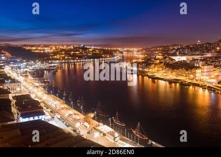 Vista notturna del fiume Douro tra Porto e Vila Nova De Gaia Città in Portogallo