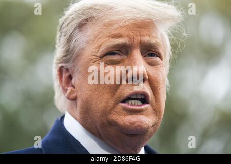 Washington, Stati Uniti. 27 Ott 2020. Il presidente Donald Trump e la prima signora Melania Trump hanno fatto parte della Casa Bianca per l’ultima settimana di campagna elettorale, martedì 27 ottobre 2020 a Washington, DC. Le elezioni nazionali si terranno il 3 novembre. Foto di Jim lo Scalzo Credit: UPI/Alamy Live News Foto Stock