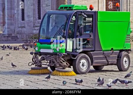 Un'auto speciale pulisce la strada cittadina di Istanbul, Turchia Foto Stock