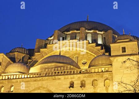 Cupole della Moschea Suleymaniye vista notturna, la più grande della città, Istanbul, Turchia Foto Stock