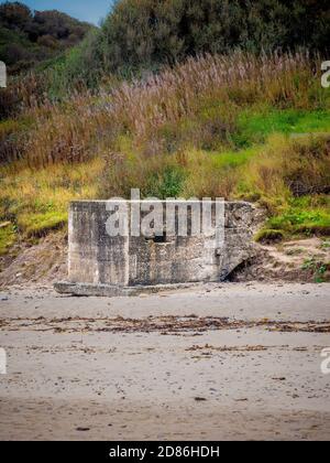 Pillbox tipo FW3/23 bunker in cemento della seconda guerra mondiale utilizzato come punto di osservazione per l'attacco nemico, Runswick by, North Yorkshire Coast, UK. Foto Stock