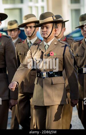 Sandhurst, Regno Unito, 11 novembre 2018:- soldati britannici dalla marcia dei Gurkhas al Sandhurst War Memorial il centesimo anniversario degli armi Foto Stock