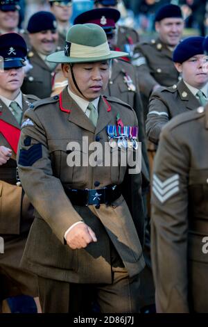 Sandhurst, Regno Unito, 11 novembre 2018:- soldati britannici dalla marcia dei Gurkhas al Sandhurst War Memorial il centesimo anniversario degli armi Foto Stock